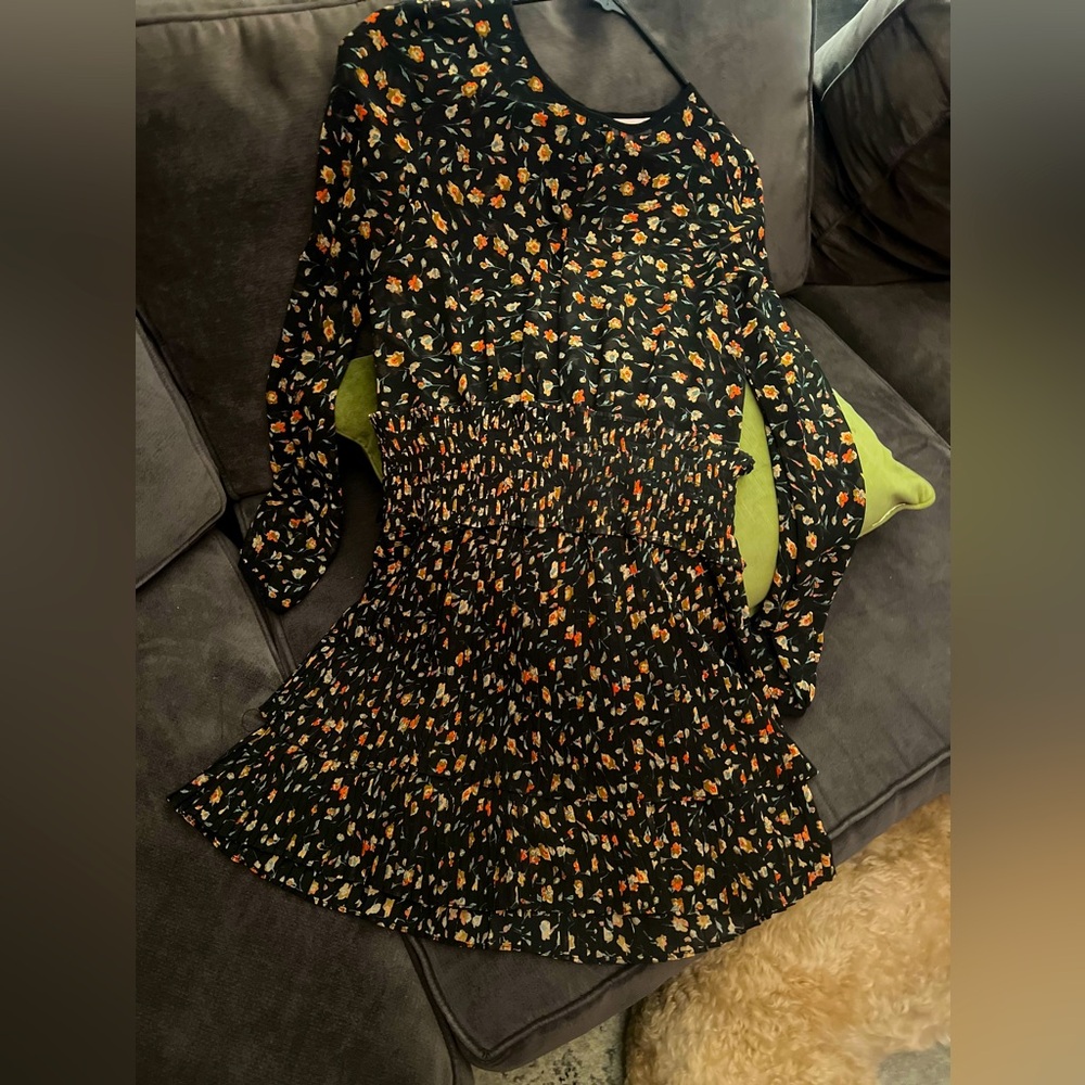 Re:named brand long sleeve pleated mini floral dress.
Size: S
